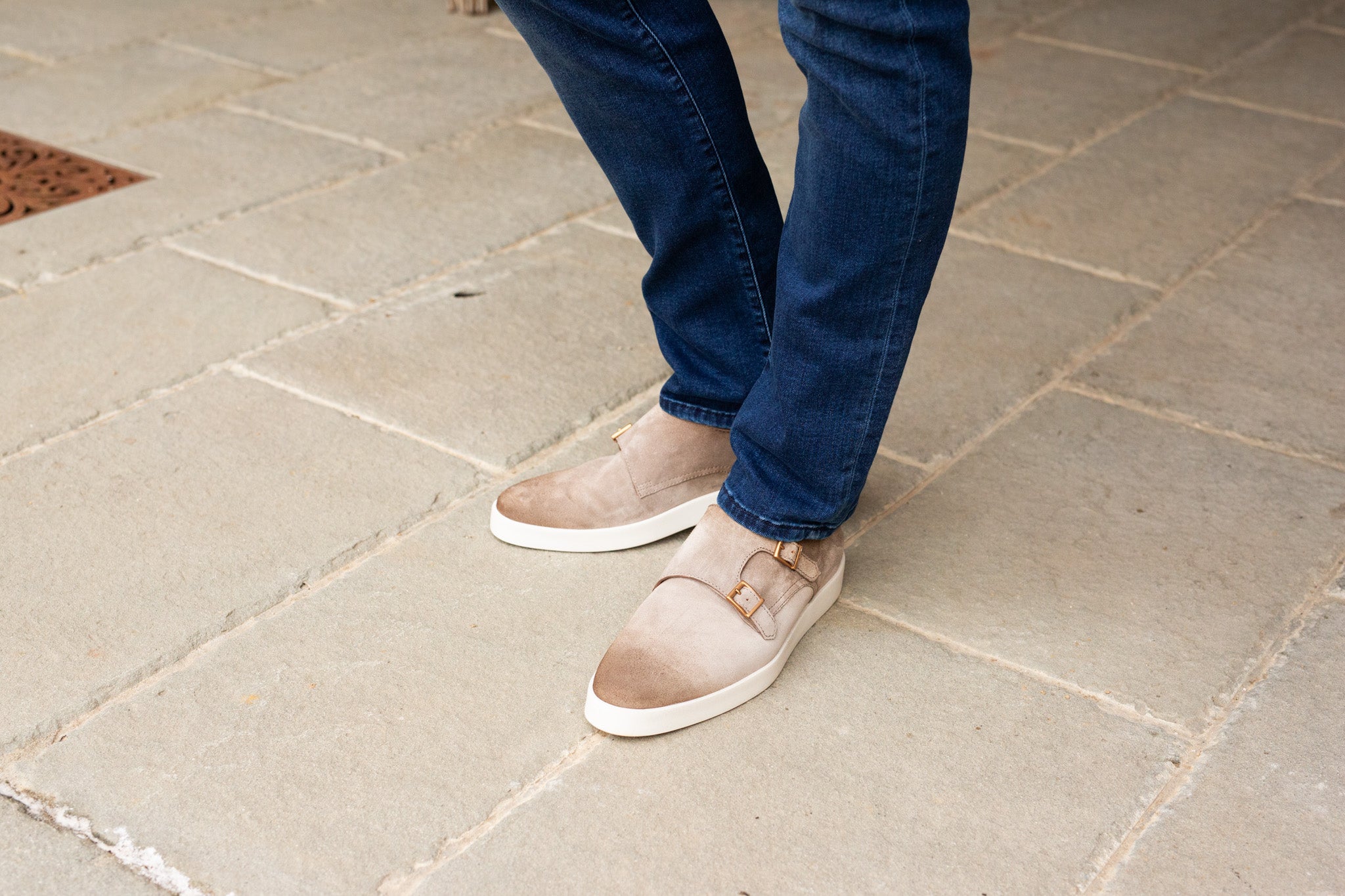 Cream beige suede sneaker, with 2 gold clasps and white sole 